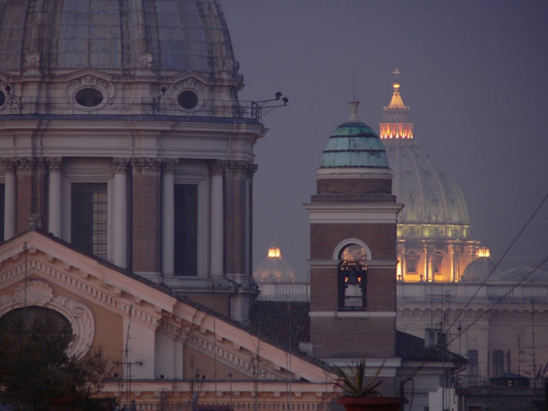 Immagini di Roma di notte.